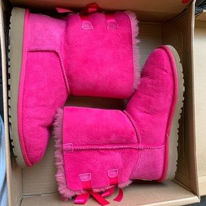 Women’s Pink Bailey Bow Uggs (Size 8)
